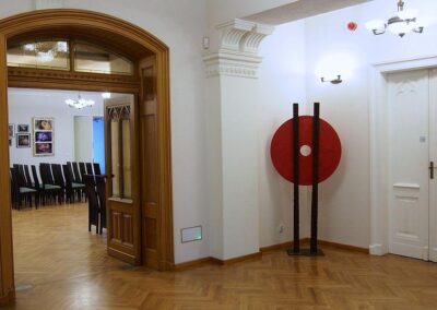 Duże drewniane drzwi prowadzące do sali koncertowej. Pop prawej czerwony gong na stojaku.