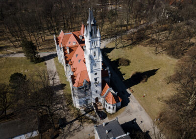 Pałac w nakle Slaskim i otaczający go park wczesna wiosna z lotu ptaka.